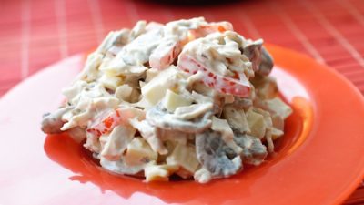 Салат с курицей, грибами и помидорами черри