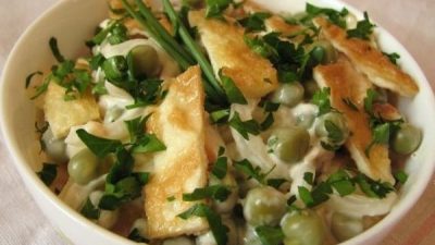 Салат с курицей и белковым омлетом