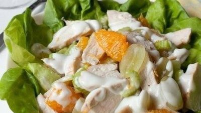 Салат с курицей и фруктами под йогуртовой заправкой