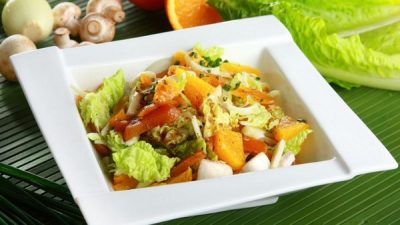 Салат с курицей и грибами в апельсиновом соусе