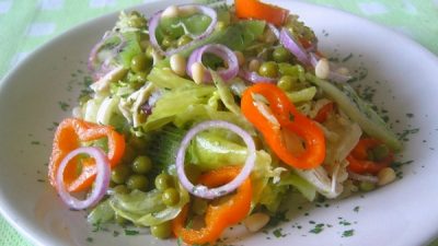 Салат с курицей и киви без майонеза