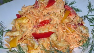 Салат с курицей и овощами в сметане