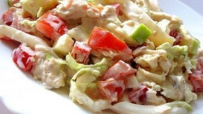 Салат с курицей, кальмарами и пекинской капустой