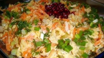 Салат с курицей,  корейской морковью и маринованными огурцами
