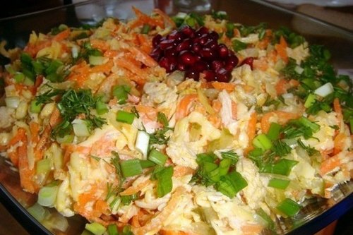 Салат «Обжорка» с куриной грудкой, солеными огурцами и морковью
