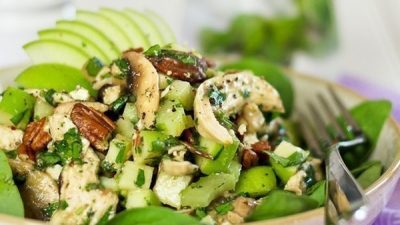 Салат с курицей, шпинатом и сыром фета