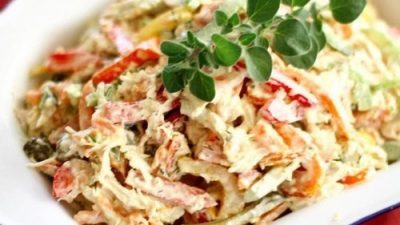 Салат с курицей, сладким перцем и грибами