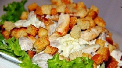 Салат с куриной грудкой, пекинской капустой и грибами