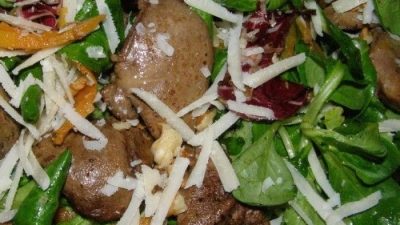 Салат с куриной печенью, ананасом и кедровыми орехами