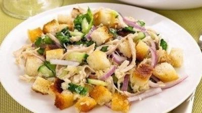 Салат с куриным филе и сухариками «Хрустящий»