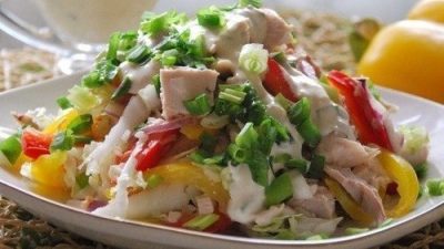 Салат с куриным филе, пекинской капустой и перцем