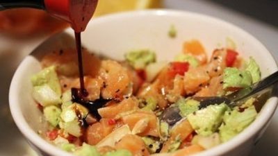 Салат с лососем, авокадо и сладким перцем