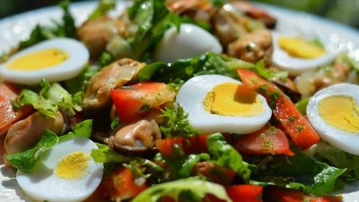 Салат с мидиями, зеленью и перцем