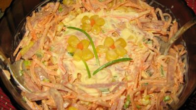 Салат с морковью и полукопченой колбасой