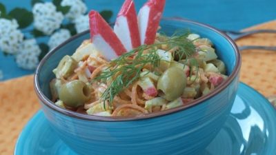 Салат с морковью, оливками и крабовыми палочками
