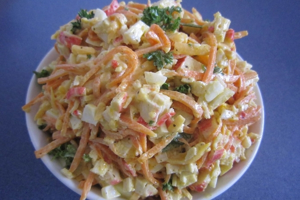 Салат с морковью, сыром и крабовыми палочками
