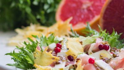 Салат с пармской ветчиной, грушей и сырными чипсами