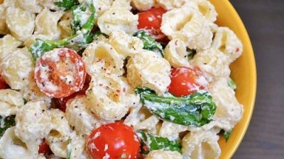 Салат с пастой, помидорами черри и чесноком