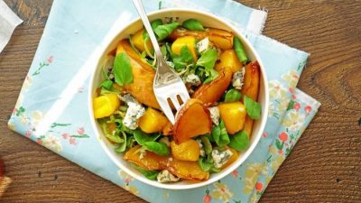 Салат с персиками, манго и голубым сыром
