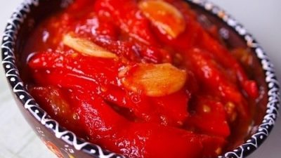 Салат с помидорами и печеным болгарским перцем