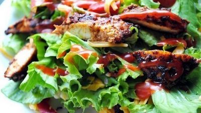 Салат с помидорами, перцем и курицей-гриль