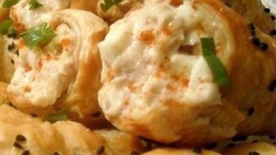 Салат с рыбными консервами в трубочках