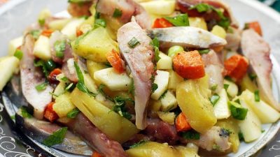 Салат с сельдью и овощами без майонеза