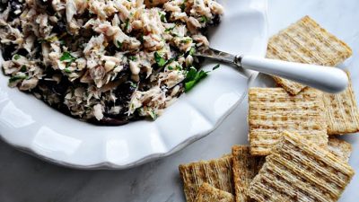 Салат с тунцом, оливками и лимонным соком