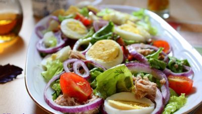 Салат с тунцом, яйцами и помидорами под пикантной заправкой