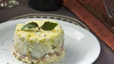 Салат с ветчиной и творожным сыром