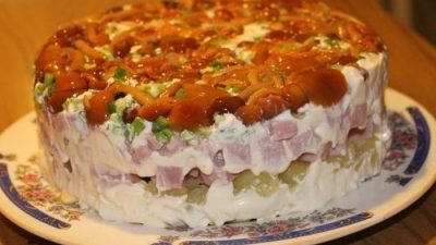 Салат с ветчиной, картофелем и опятами