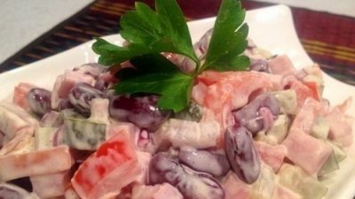 Салат с огурцом, ветчиной и фасолью