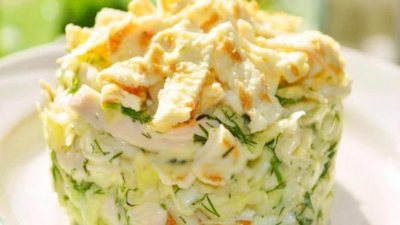 Салат с яичным блинчиком под йогуртом