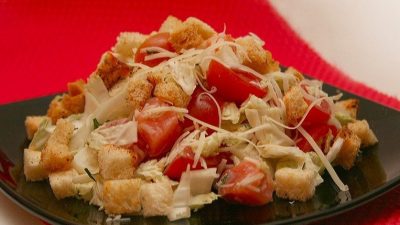 Салат «Сардиния» с красной рыбой и сухариками