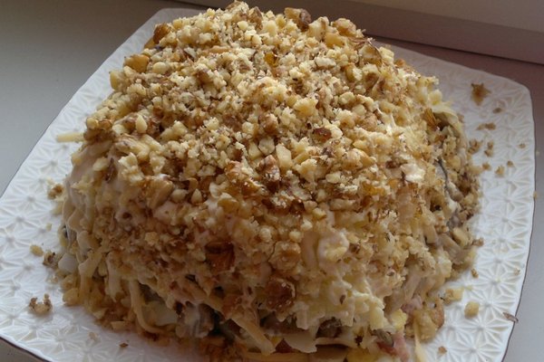 Салат с курицей, грибами и грецкими орехами — рецепт с фото
