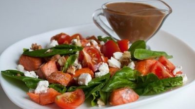Салат со шпинатом, лососем и сыром фета