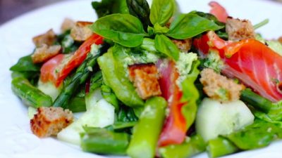 Салат со спаржей, копченым лососем и сухариками