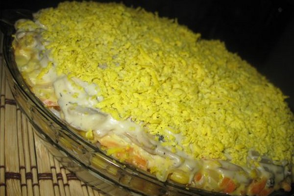 Салат с кальмарами, рисом и свежими огурцами - Лайфхакер