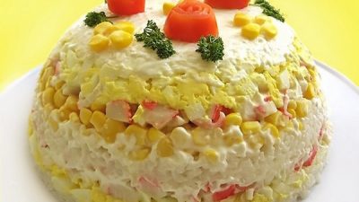 Салат-торт из риса с кукурузой