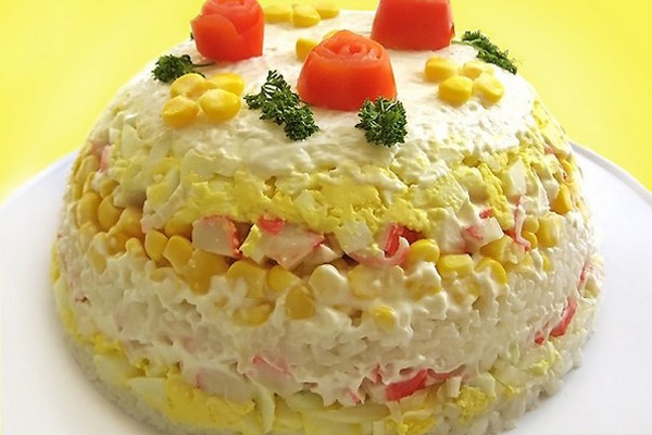 Салат-торт из риса с кукурузой