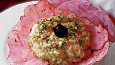 Салат-закуска «Черный жемчуг» с лососем