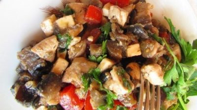 Салат-закуска из курицы, баклажанов и помидор