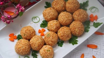 Салатные шарики «А-ля Мимоза» в кунжуте