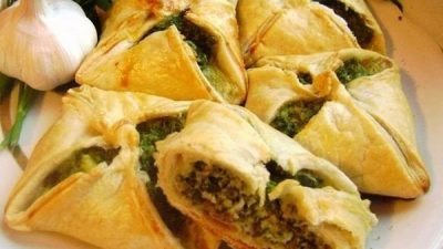 Самса с начинкой из брынзы, шпината и зелени