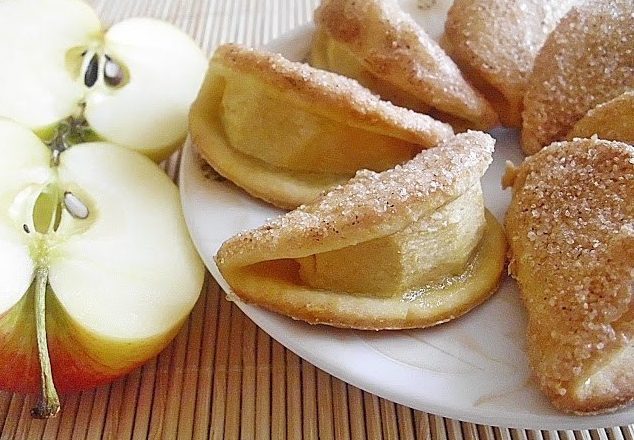 Сахарное печенье с яблоком