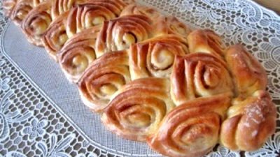 Сдобный рулет-плетенка с корицей