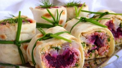 Сельдь с овощами в тонком лаваше