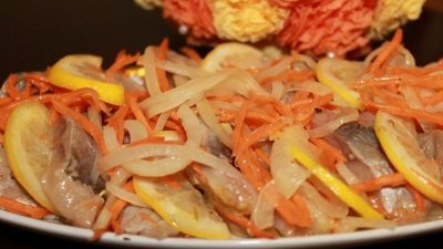 Селедка по-голландски с лимоном