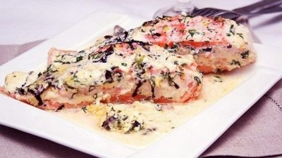 Семга, запеченная под соусом из трав