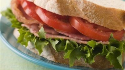 Сэндвич по-американски с беконом, томатами и салатом